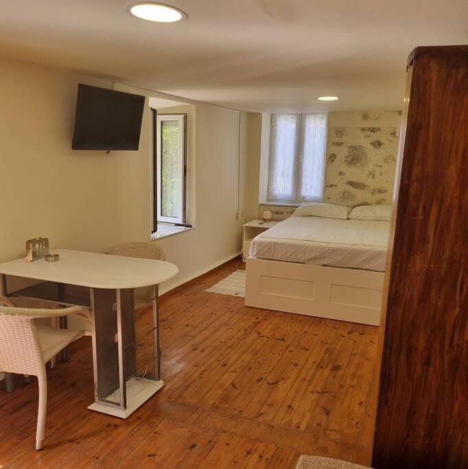 Evi'S Touch 1 Apartment Poros Town Exterior photo